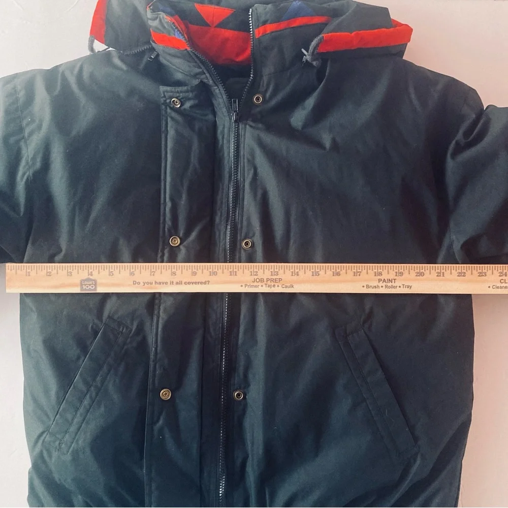 Ski Jacket Womens SZ M black with Southwestern design.Vintage London Fog.